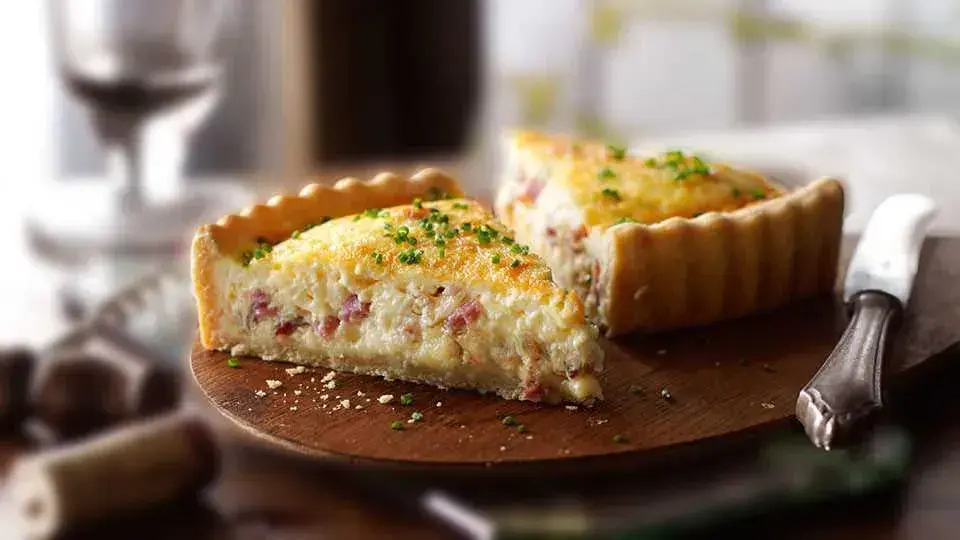 Najlepszy przepis na quiche lorraine, który zachwyci Twoich gości