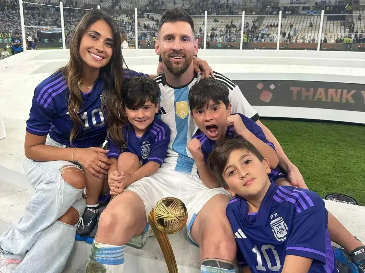 Szczęśliwy Messi z rodziną, żoną i trzema synami w strojach Argentyny. Dzieciaki cieszą się z sukcesu taty.