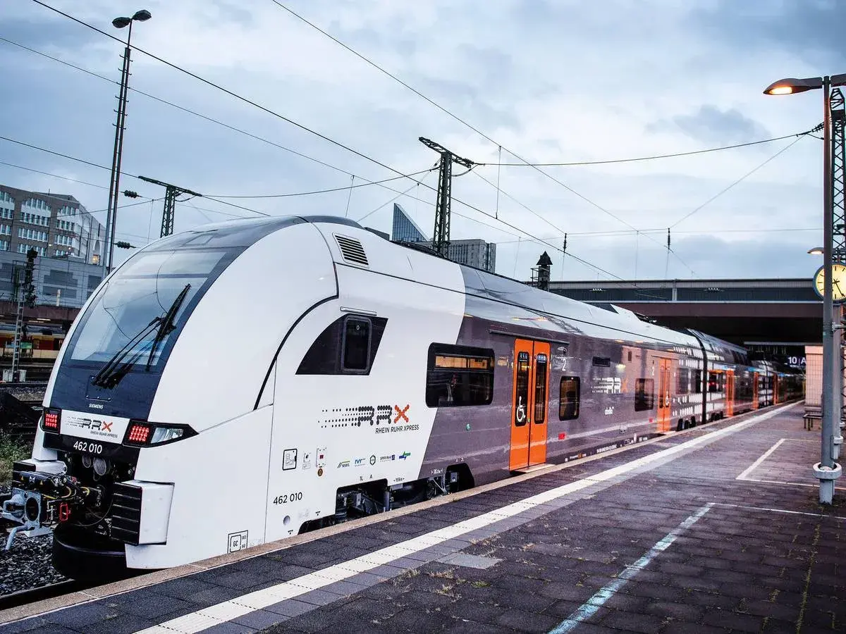 Moderner RRX Rhein Ruhr Xpress Zug am Bahnsteig, bereit für die nächste Fahrt.