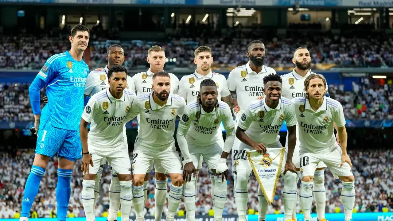 Drużyna Real Madryt Galacticos w białych strojach, gotowa do meczu.