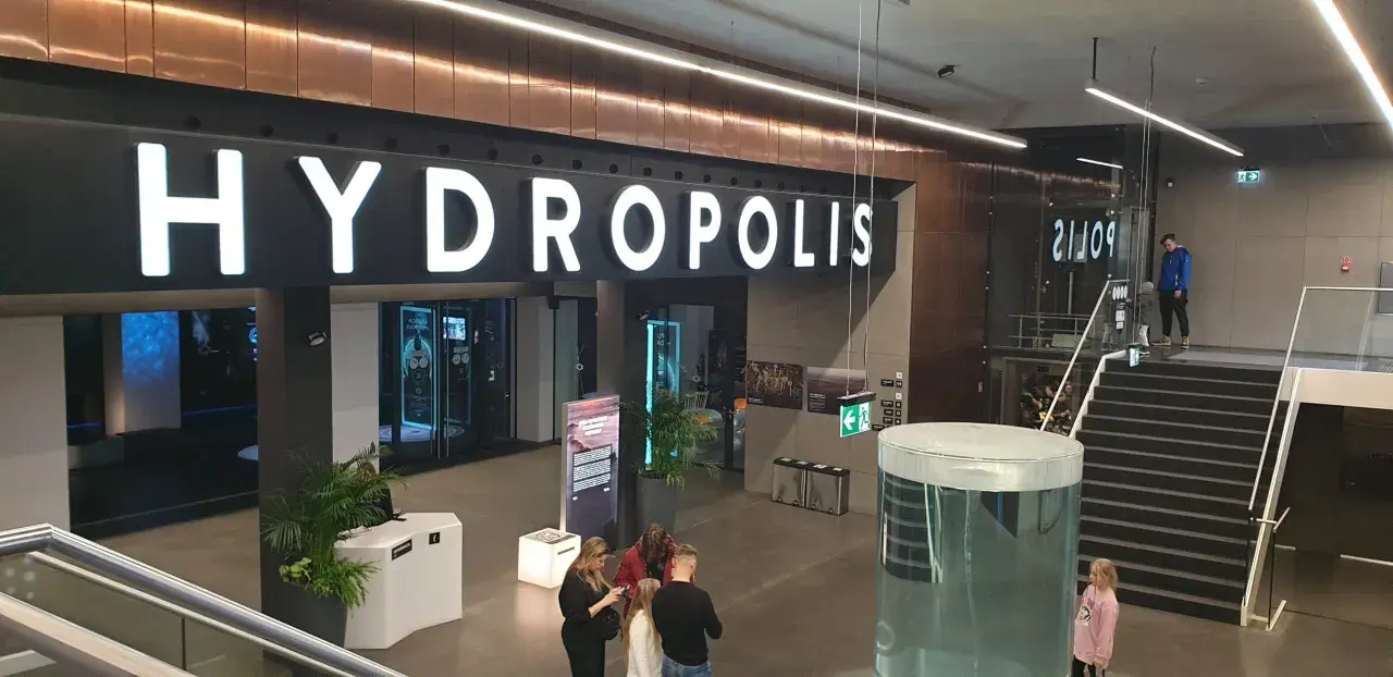 Besucher im Hydropolis Breslau, einem Zentrum für Wasserwissenschaften, bestaunen Ausstellungen.