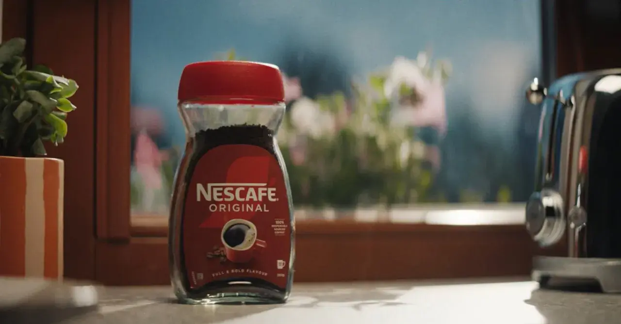 Słoik Nescafé Classic Original, pełen aromatycznej kawy, obiecuje pobudzenie. Ile kofeiny w tej pysznej filiżance?