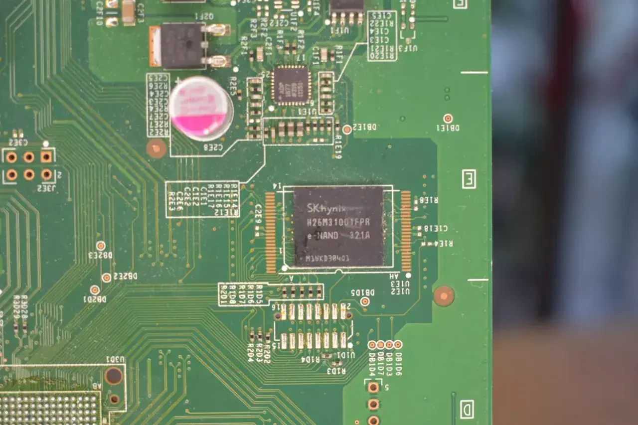 Zimne luty na płycie głównej. Układ pamięci SK hynix H26M31001FPR e-NAND 321A.