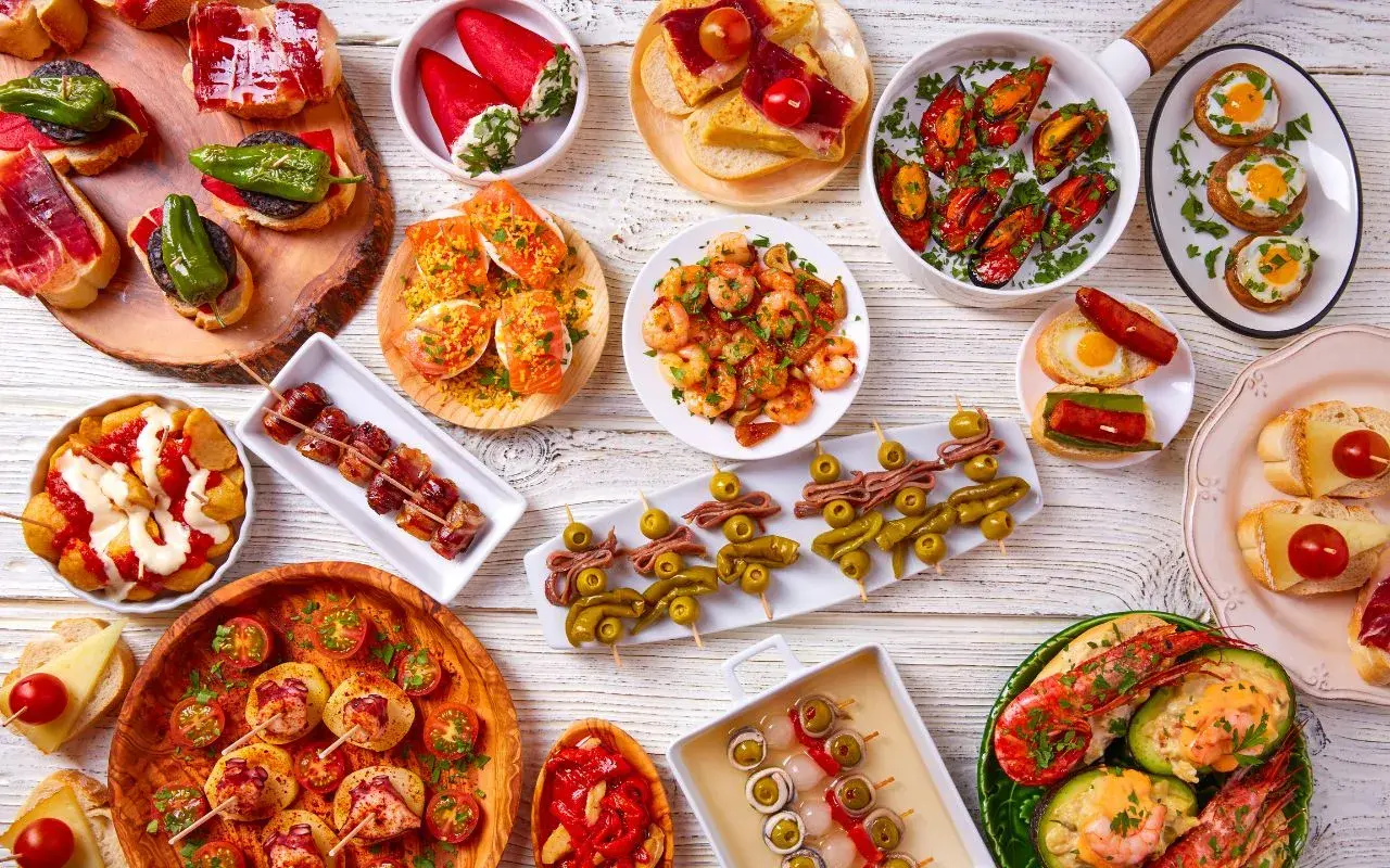 Mnóstwo pysznych tapas, czyli hiszpańskie jedzenie w najlepszym wydaniu: krewetki, małże, szynka, oliwki i wiele innych przysmaków.