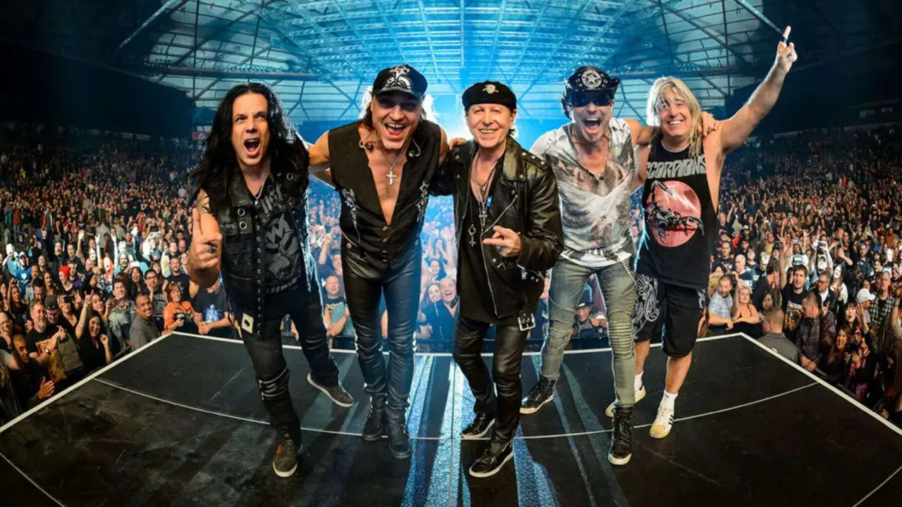 Die Scorpions, eine der bekanntesten Rockbands, jubeln vor einem begeisterten Publikum.