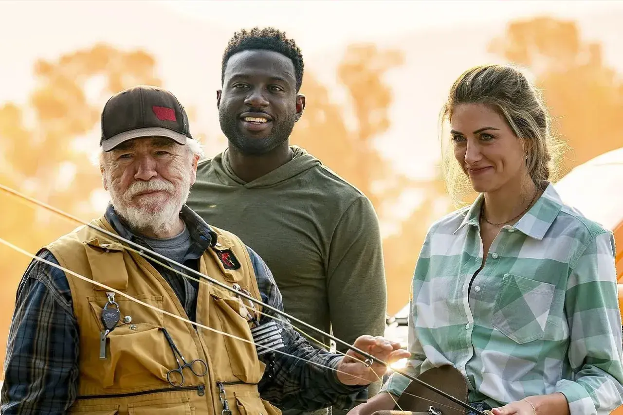 Brian Cox w kamizelce wędkarskiej z dwójką towarzyszy, gotowi na przygodę. Zapowiada nowe brian cox filmy seriale i programy.
