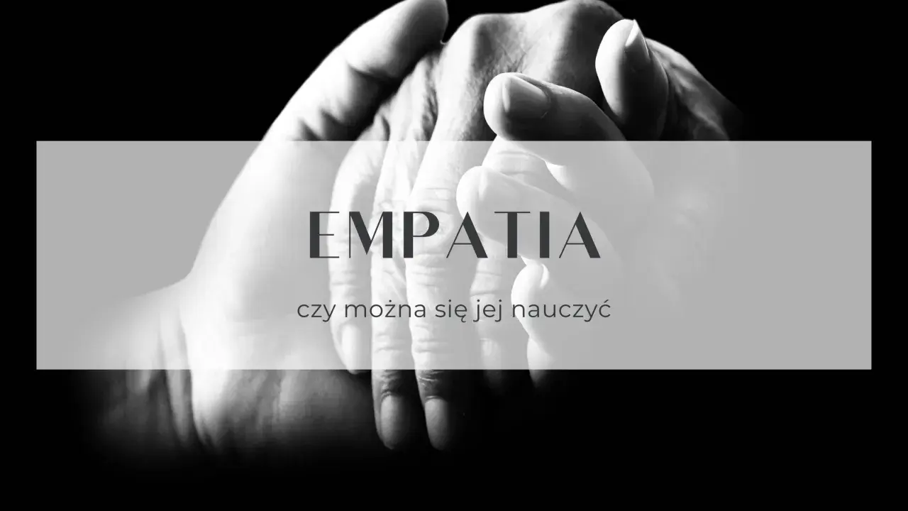 Dłonie splecione w geście wsparcia. Napis "Empatia co to" i pytanie "czy można się jej nauczyć" sugerują, że empatia to umiejętność, której można się nauczyć, okazując ją poprzez gesty.
