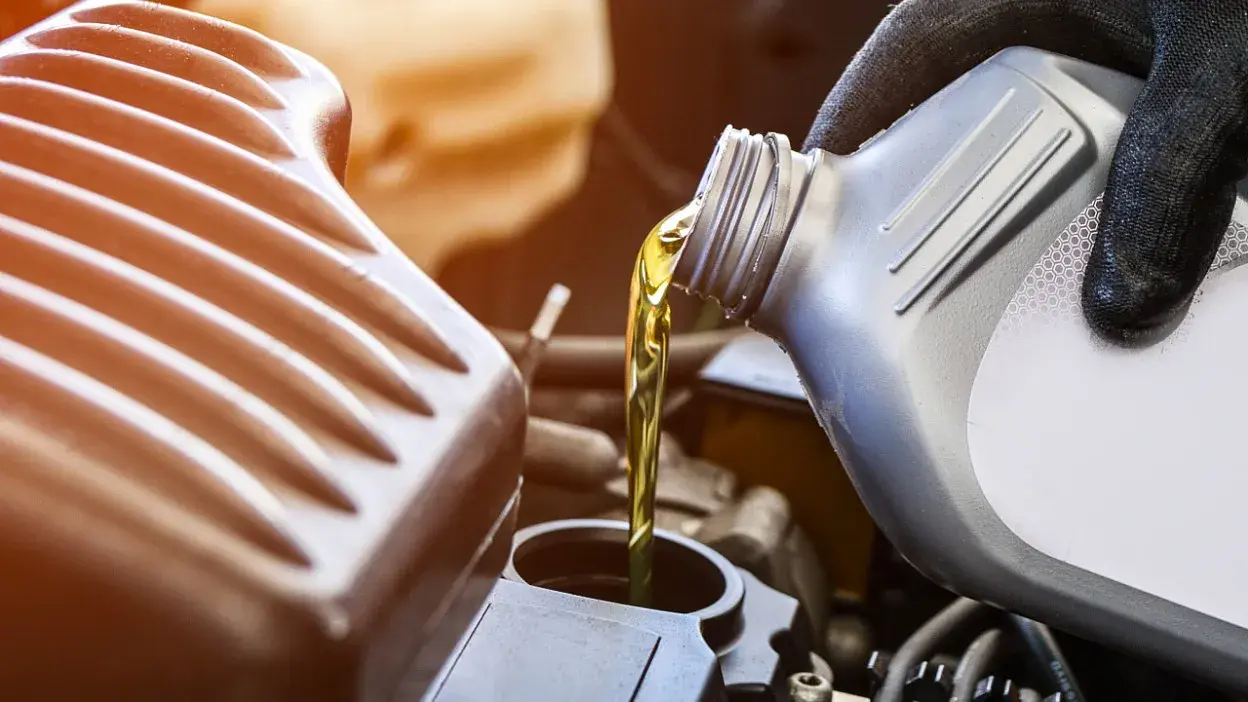 Motul czy Valvoline 5W30 - który olej zapewni lepszą ochronę silnika?