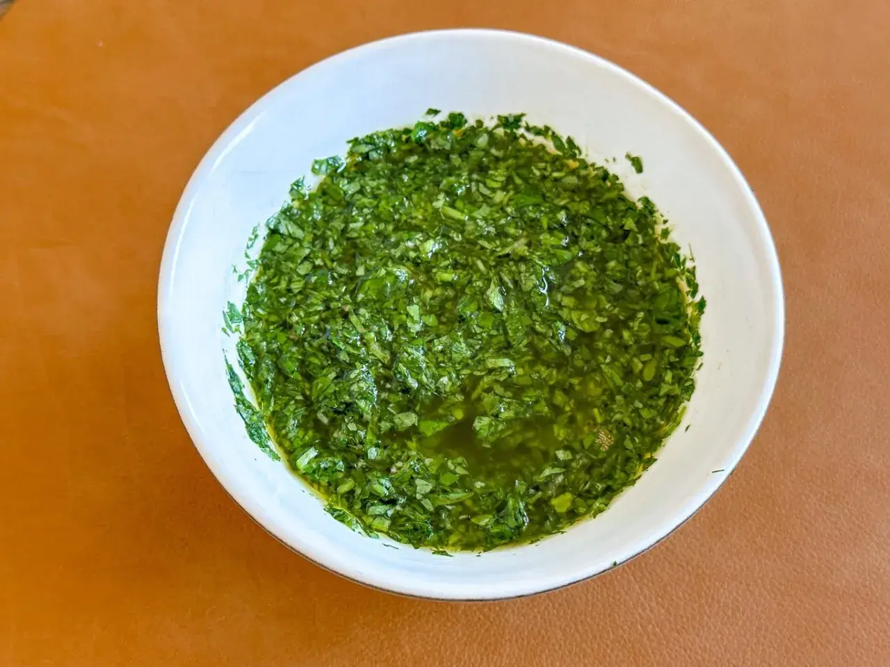 En skål med färsk, finhackad salsa verde, redo att förhöja vilken rätt som helst.