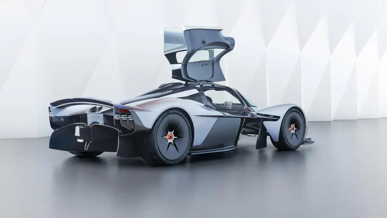 Aston Martin Valkyrie z otwartymi drzwiami, prezentujący futurystyczny design i aerodynamiczne linie.