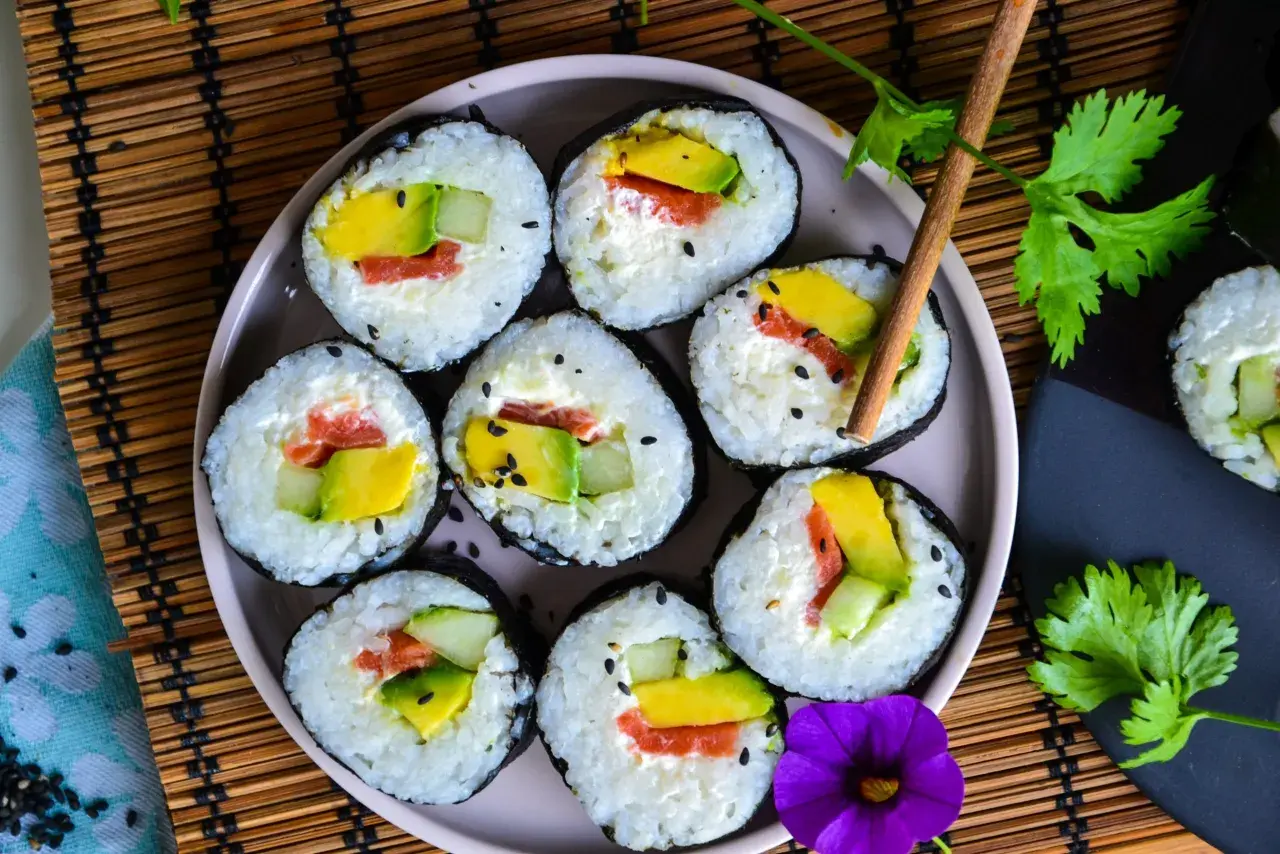 Assiette de makis frais, remplis d'avocat, concombre et saumon. Une belle recette sushi pour un repas léger.