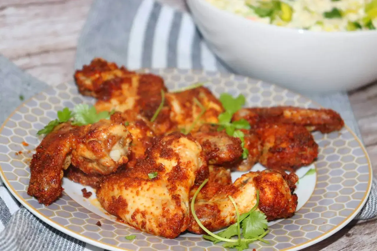 Krispiga kycklingklubbor i airfryer, kryddade och serverade med färsk koriander. Enkel och god middag!