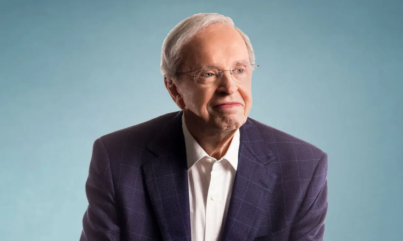 Porträt von Dr. Charles Stanley, einem älteren Mann mit Brille und grauem Haar, der einen Anzug trägt.
