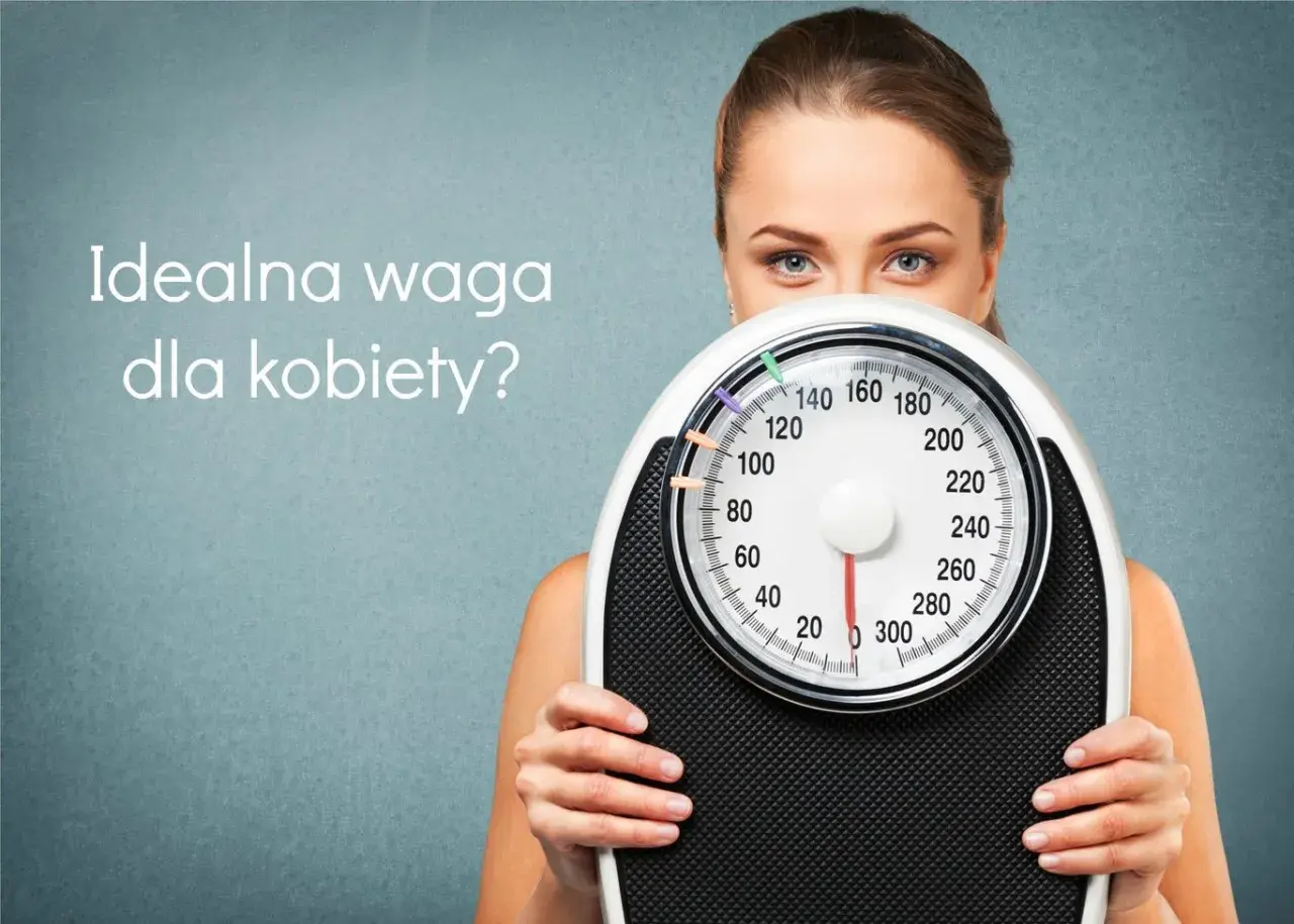 Kobieta trzyma wagę łazienkową, zasłaniając twarz.