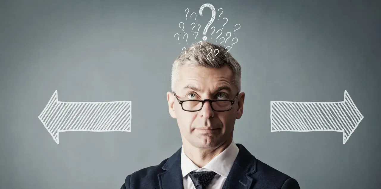 Un homme pensif, entouré de points d'interrogation, face à deux flèches. Il réfléchit à la meilleure stratégie pour sa prime d'intéressement.
