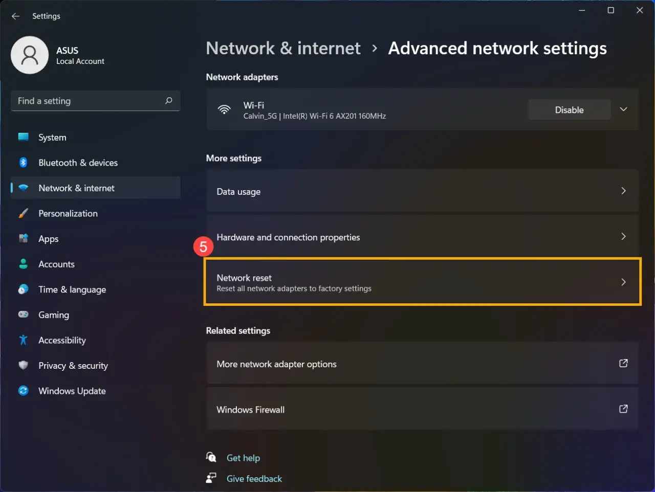 Gdy laptop gubi WiFi, w Ustawieniach sieciowych wybierz "Resetowanie sieci", aby przywrócić ustawienia fabryczne adapterów.