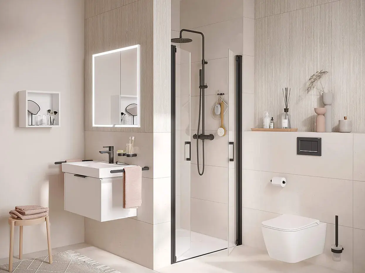 Modernes kleines Bad mit Dusche, Hänge-WC und Waschtisch. Tolle kleines Bad Ideen für minimalistisches Design.