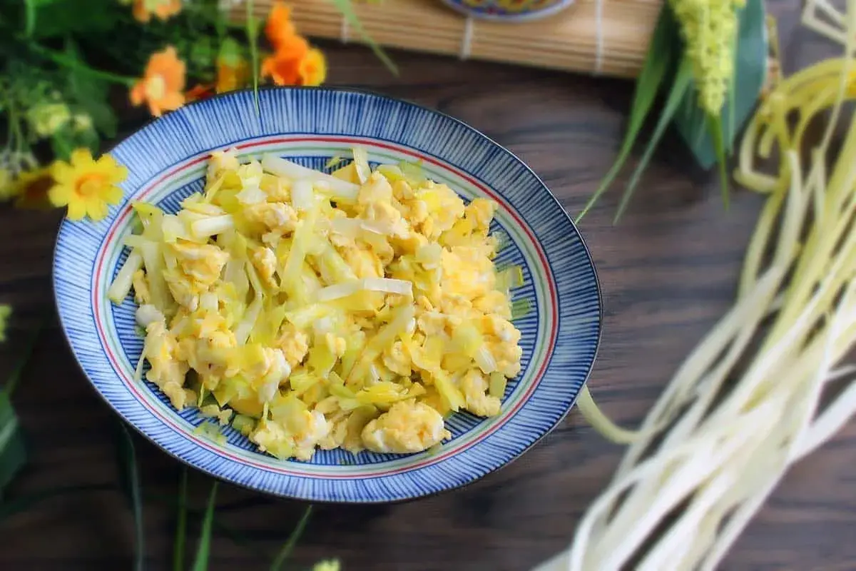 Un plat de chou sauté aux œufs brouillés, une idée simple pour savoir que faire avec des blancs d'œufs.