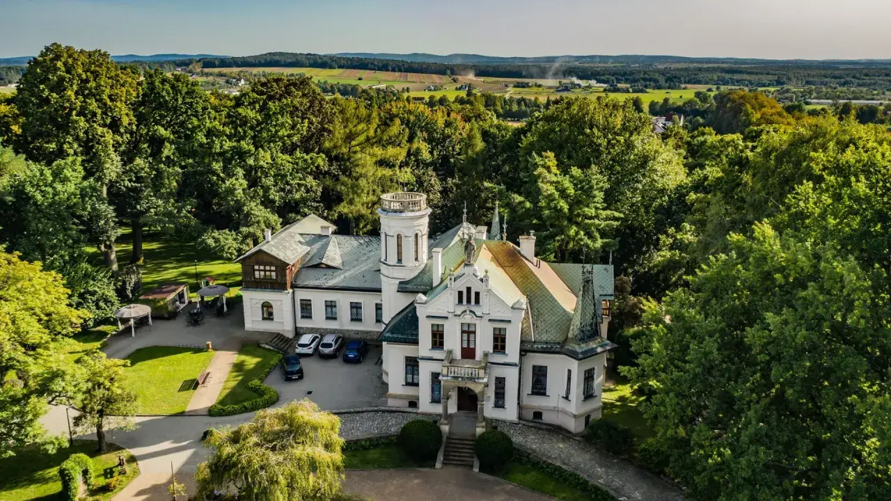 Dworek w Oblęgorku, otoczony zielenią, zaprasza do odkrywania jego uroków. Wspaniałe widoki i spokój czekają na gości.