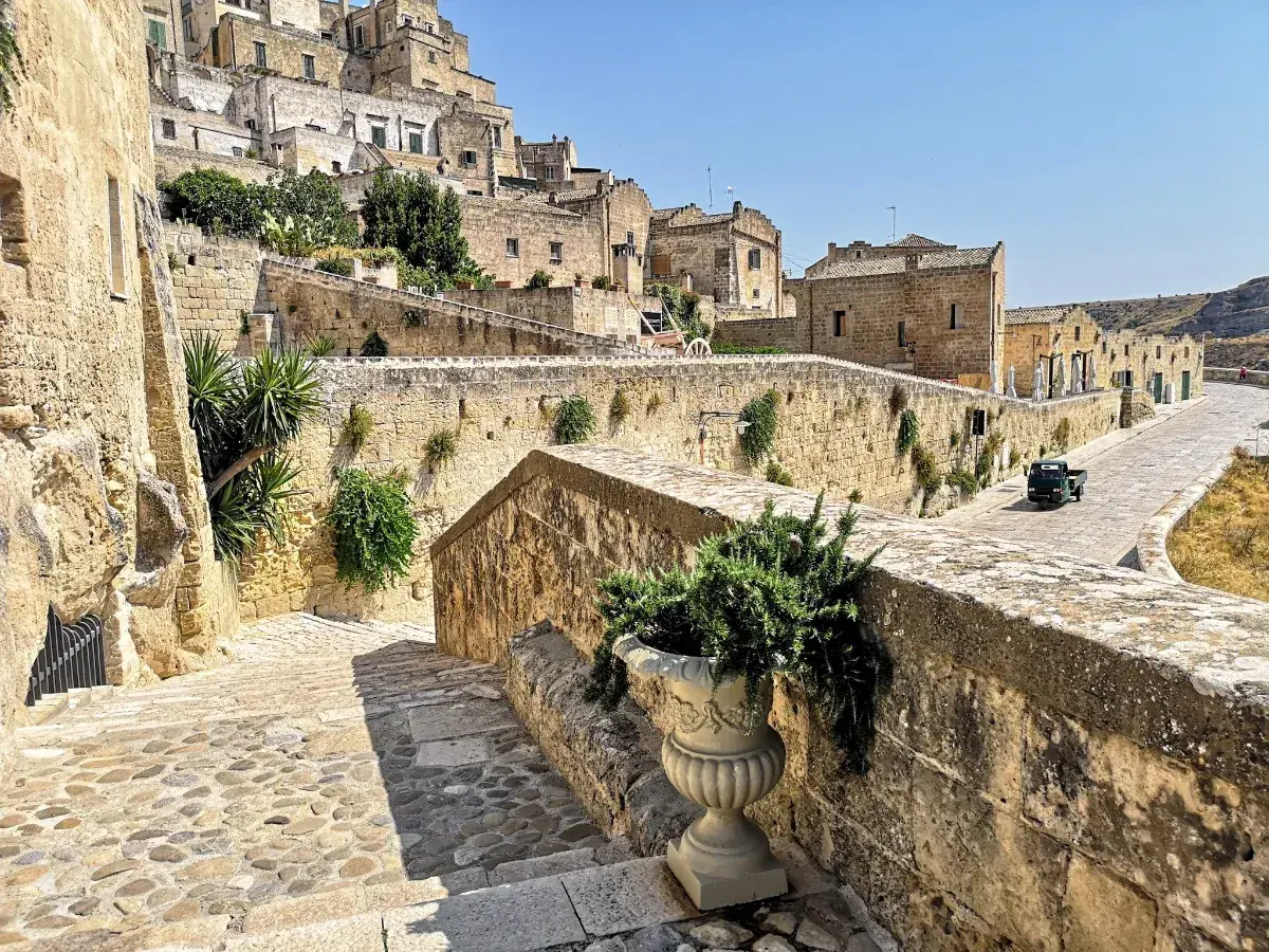 Kamienne schody prowadzą do starożytnego miasta Matera. Zobaczysz tu unikalną architekturę i poczujesz klimat dawnych wieków.