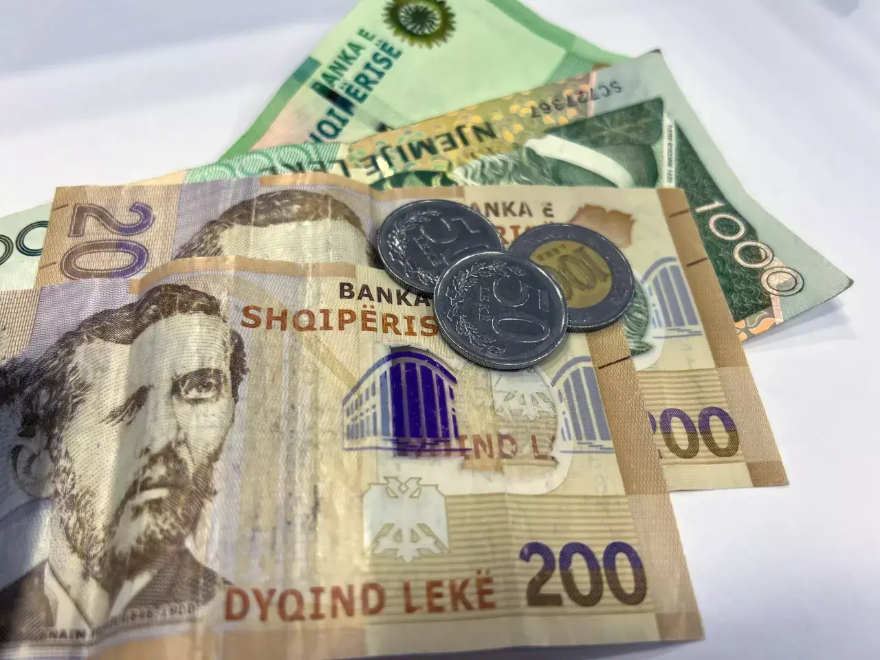 Albania waluta: banknoty 200, 1000 lekë i monety 50, 10 lekë.