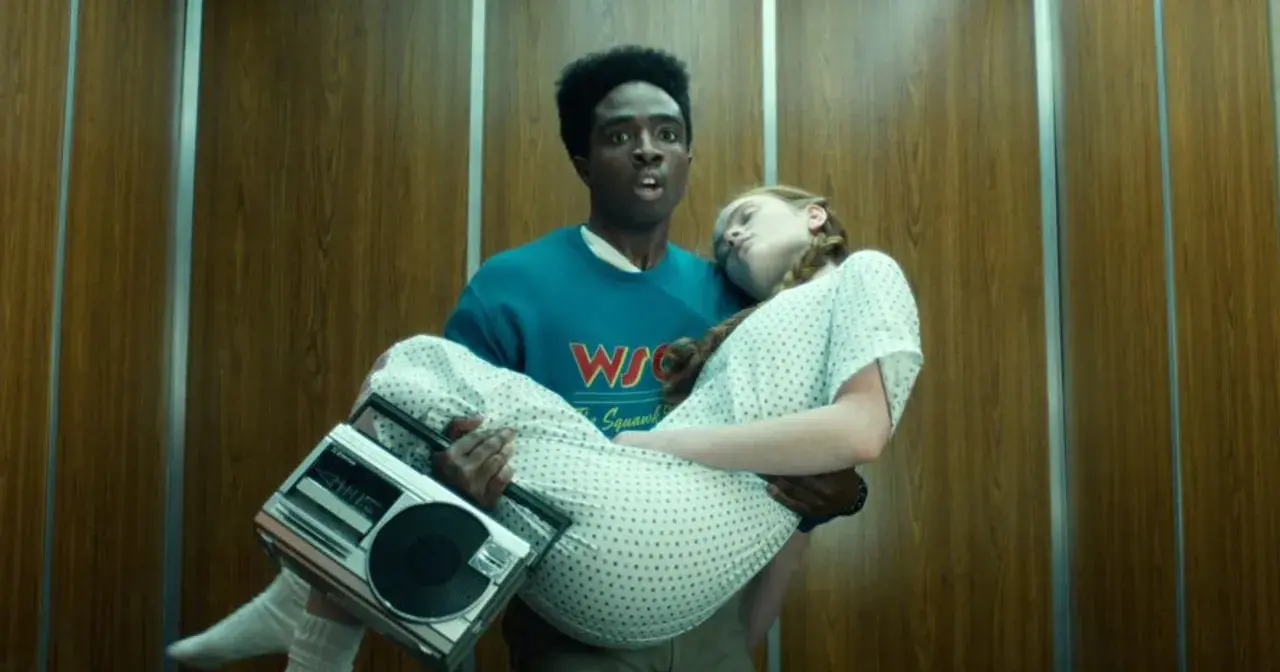 Lucas niesie Max, która jest nieprzytomna, trzymając radio. Ta scena z Stranger Things to klucz do uratowania jej życia, dzięki tej piosence.