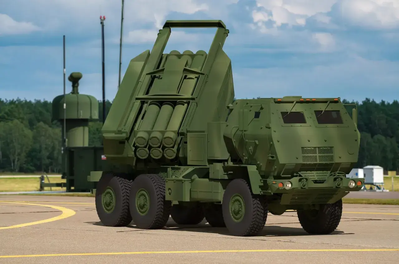 M142 HIMARS, potężna wyrzutnia rakietowa, gotowa do akcji na lotnisku.