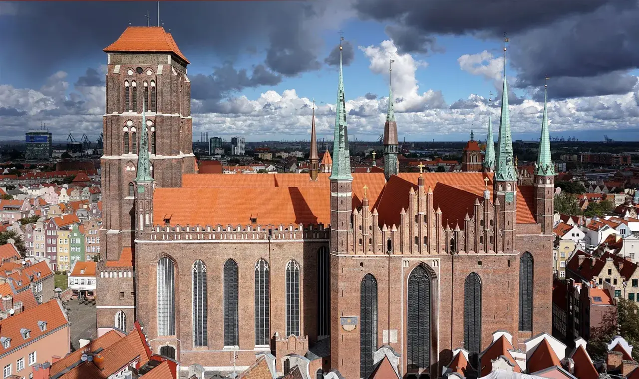 Bazylika Mariacka w Gdańsku, z jej imponującą wieżą i strzelistymi dachami, skrywa wiele ciekawostek.