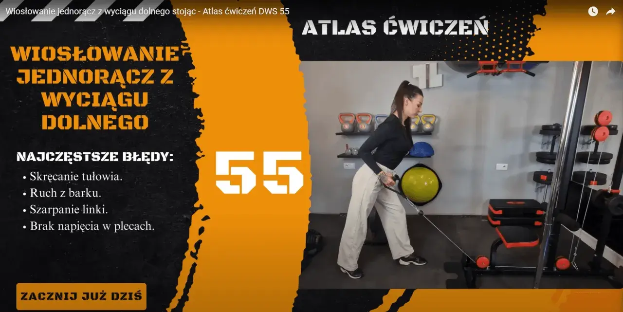 Kobieta wykonuje wiosłowanie jednorącz z wyciągu dolnego, ćwicząc plecy. Na ekranie widnieje napis "ATLAS ĆWICZEŃ" i numer 55.
