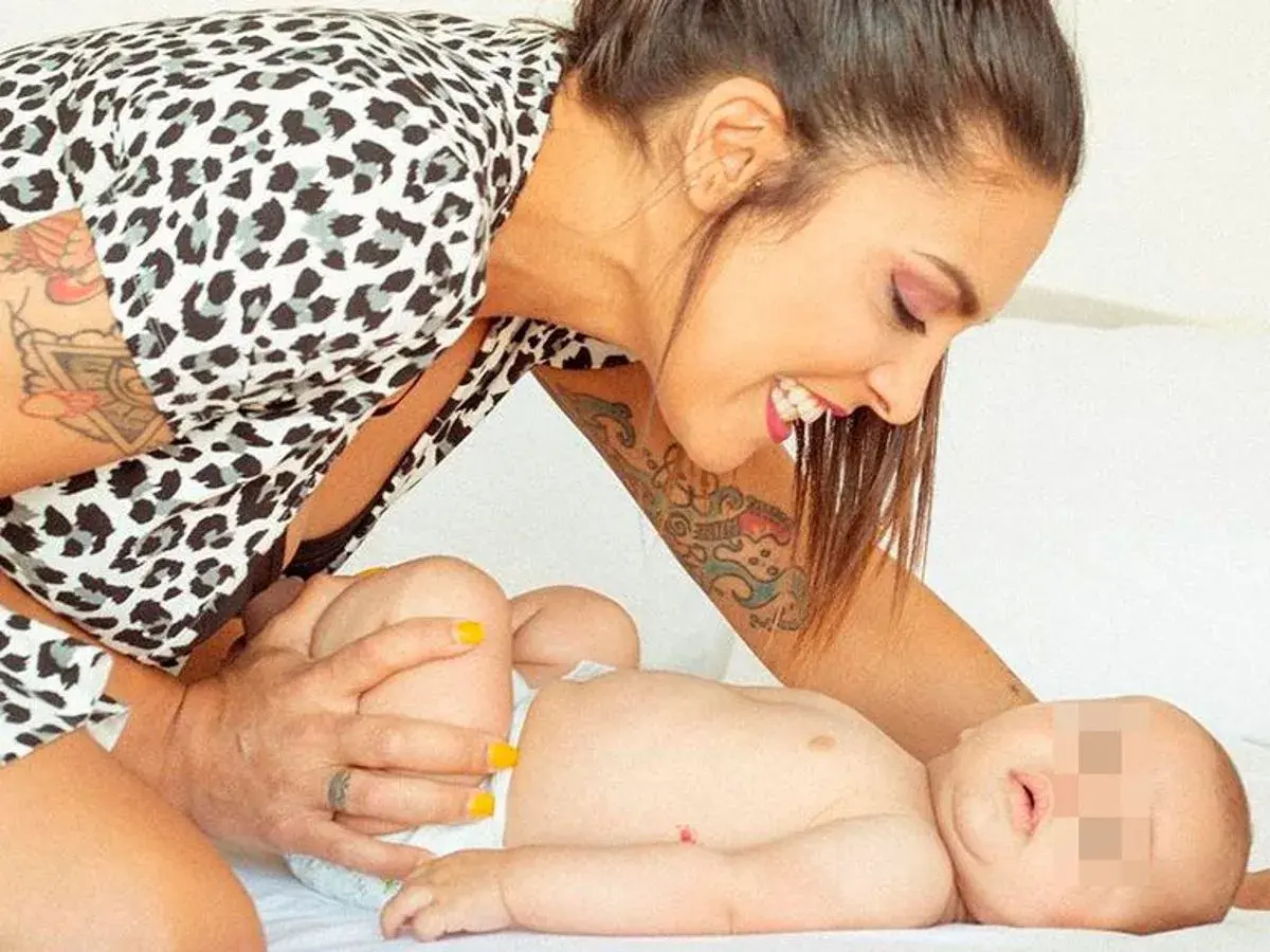 Lorena Bernal sonríe a su bebé, un momento tierno y familiar.