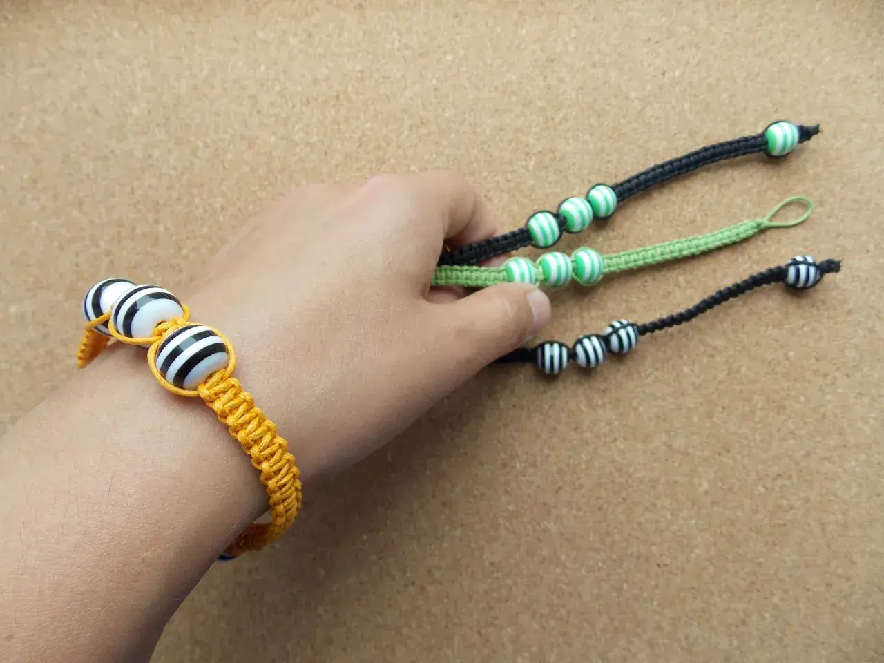 Bransoletka ze sznurka z koralikami. Jak zrobić węzeł przesuwny do bransoletki? Proste DIY.