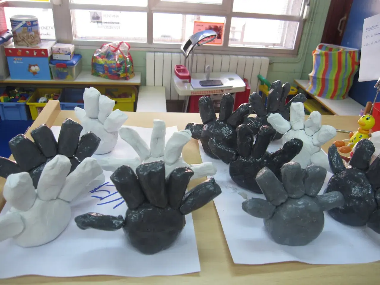 Manos de arcilla, un botero para niños, en blanco y negro, listas para la imaginación.