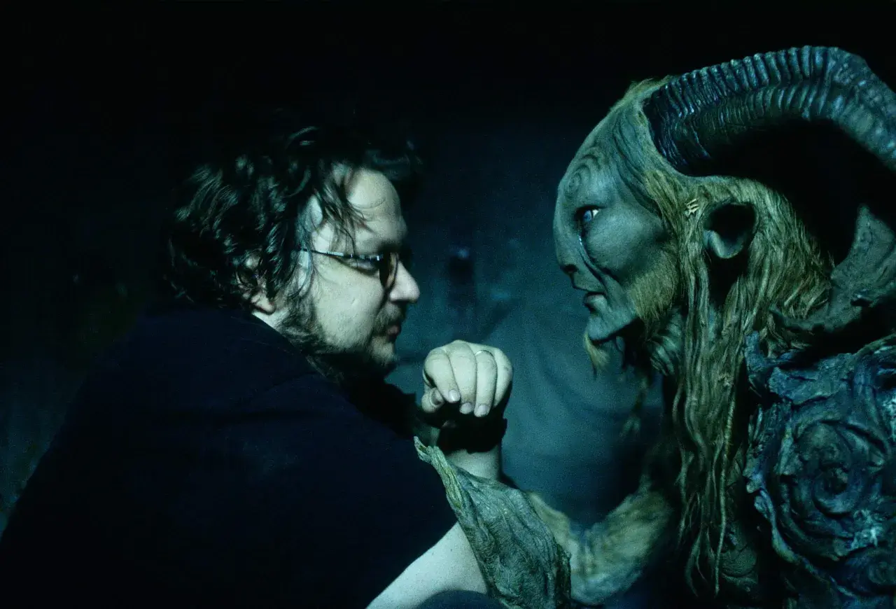 Guillermo del Toro wpatrzony w fauna. Mistrz fantasy tworzy swoje niezapomniane **guillermo del toro filmy**.