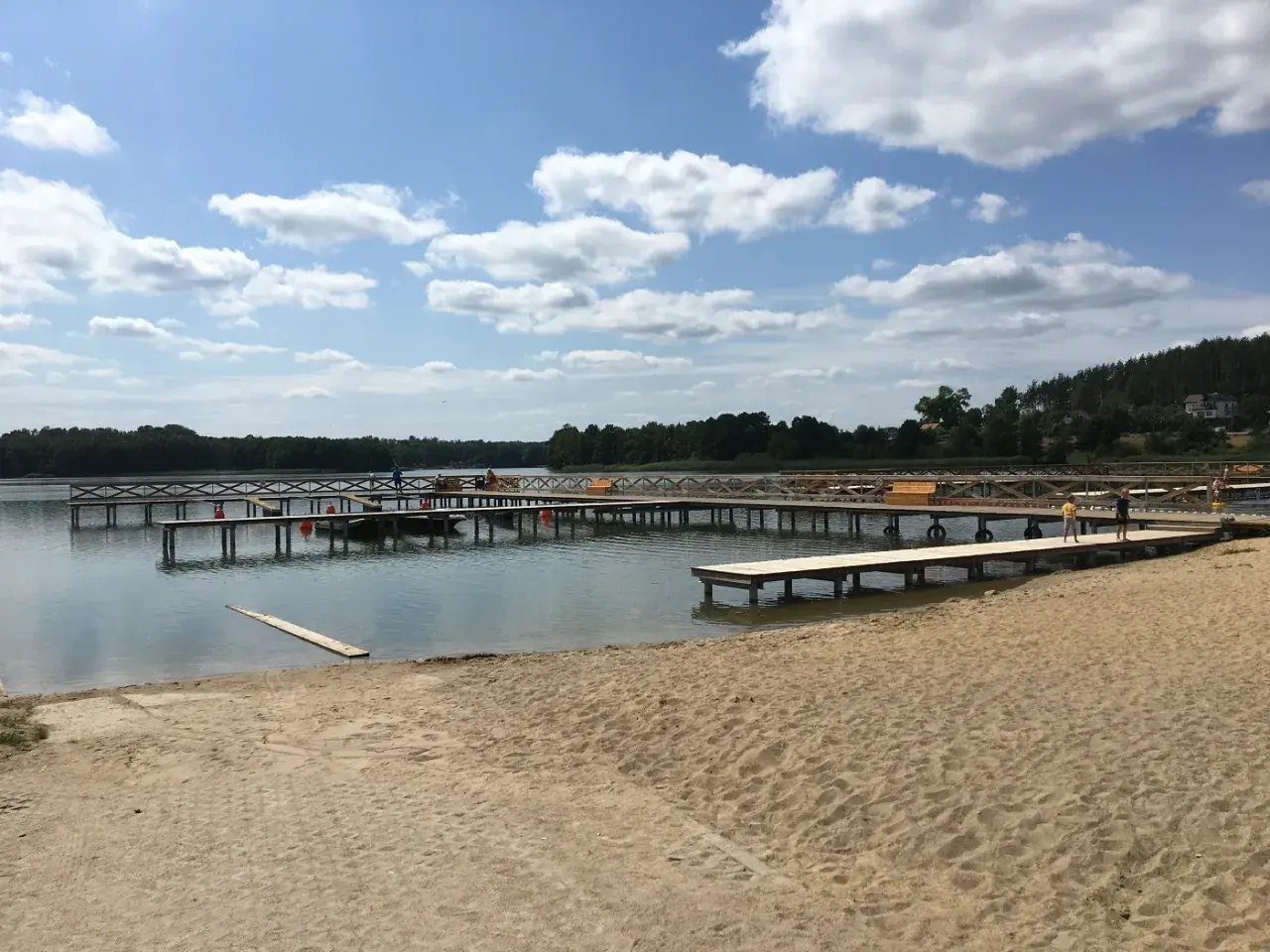 Drewniane pomosty nad jeziorem, plaża i las. Gowidlino atrakcje dla każdego.