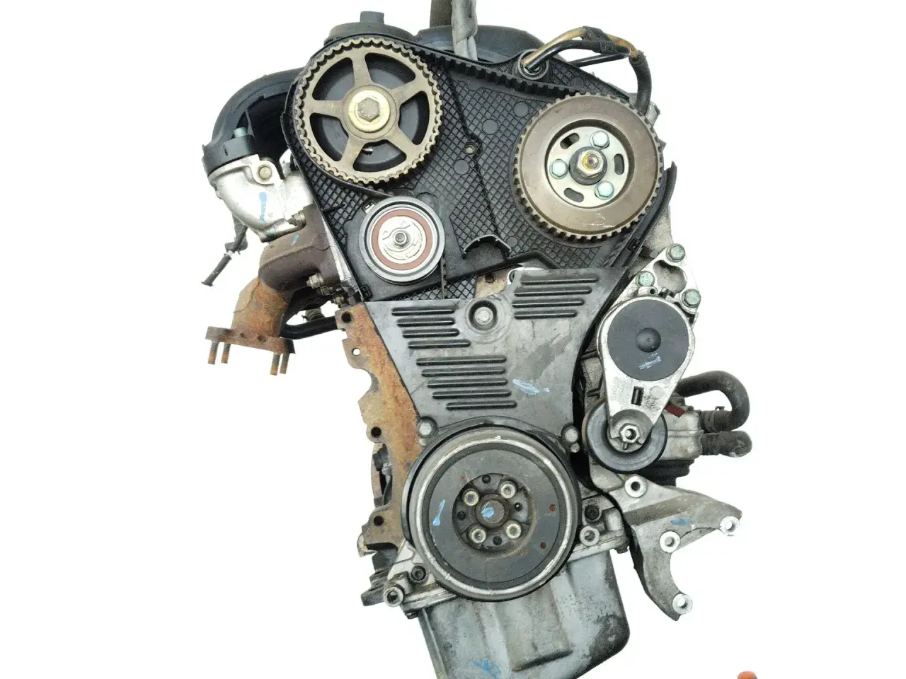 Motor de coche con correa de distribución visible. Si te preguntas qué significa SDI en un coche, se refiere a un tipo de motor diésel.