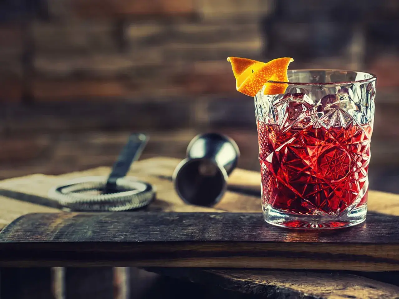 En klassisk negroni drink med apelsinskal, redo att avnjutas.