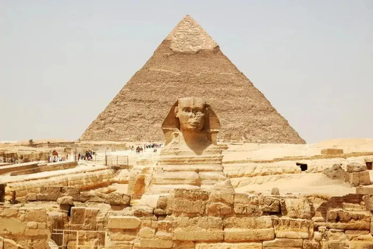 La Esfinge y la Gran Pirámide de Giza, un sitio histórico. A pesar de su belleza, es peligroso viajar a Egipto si no se toman precauciones.
