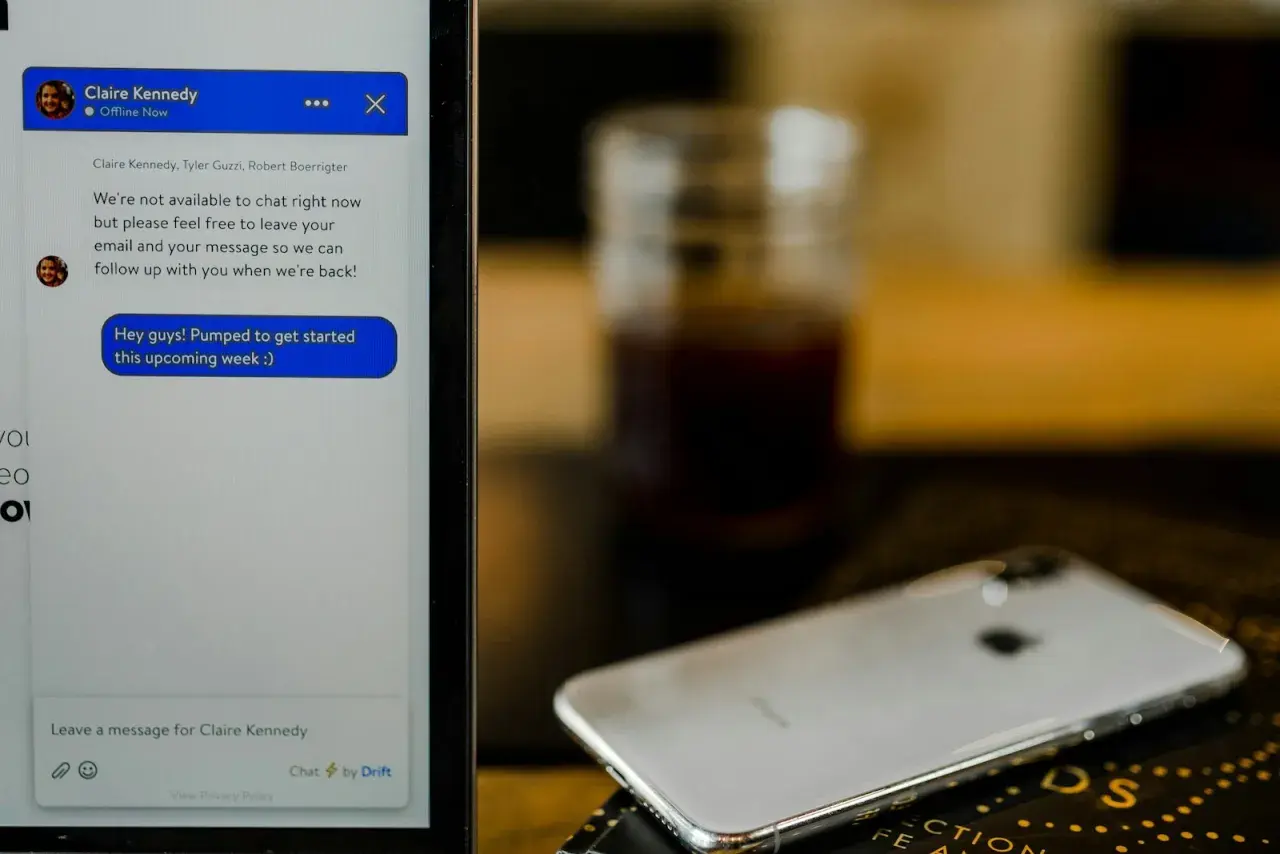 Dymki czatu messenger pokazują wiadomość od Claire: "Hey guys! Pumped to get started this upcoming week :)".