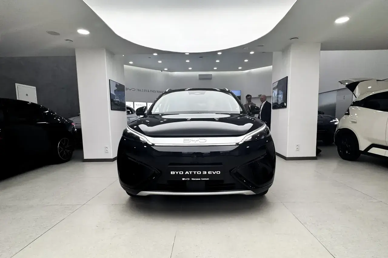 Czarny BYD Atto 3 EVO w salonie. Sprawdź atrakcyjną byd atto 3 cena i wybierz swój nowy samochód elektryczny.