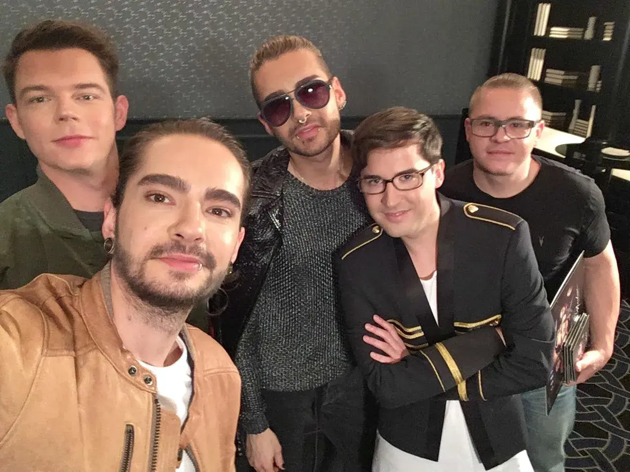 Tokio Hotel członkowie: Bill Kaulitz, Tom Kaulitz, Georg Listing i Gustav Schäfer pozują do selfie.