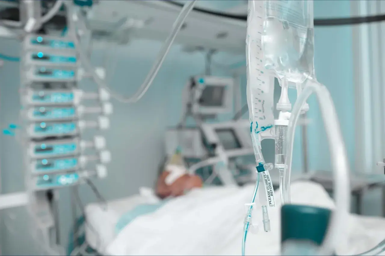 Intensywna terapia po operacji przysadki mózgowej. Kroplówka i aparatura medyczna przy pacjencie.