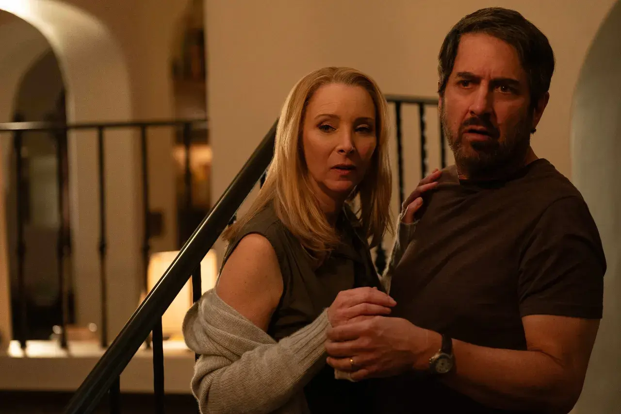 Para zaniepokojonych ludzi, w tym Lisa Kudrow, w scenie z serialu "Za fasadą".