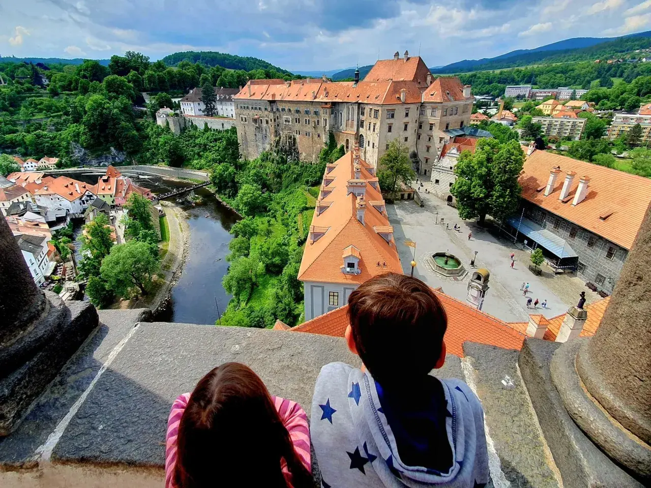 Kinder genießen den Ausblick auf die Burg und die Stadt. Ein perfekter Tschechien Urlaub mit Kindern, voller Geschichte und Abenteuer.