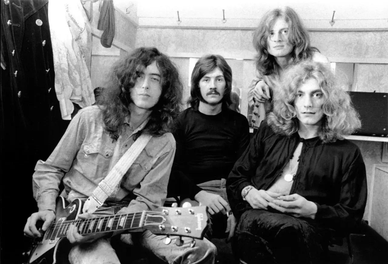 Jimmy Page z zespołem Led Zeppelin, gotowi do rock and rolla.