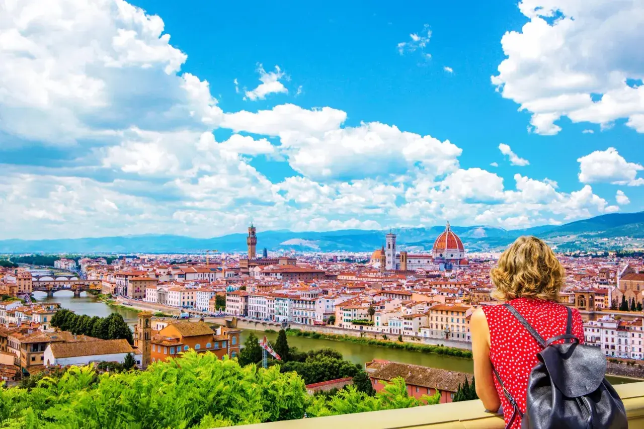 Vista panoramica di Firenze, con la cupola del Duomo e il Ponte Vecchio. Un'ottima anteprima di cosa vedere in Toscana.