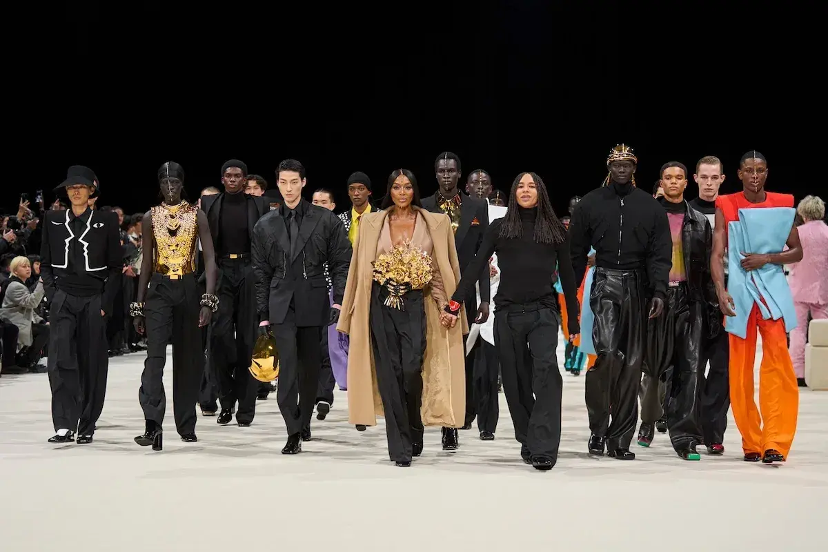 Naomi Campbell i Olivier Rousteing na wybiegu Balmain. To za ta firma tworzy odważne, luksusowe kreacje.