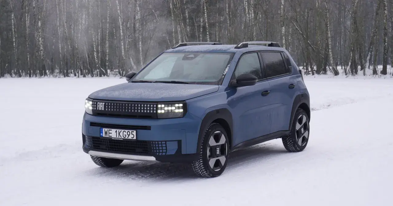 Niebieski Fiat Panda w zimowej scenerii, gotowy na wielką przygodę.