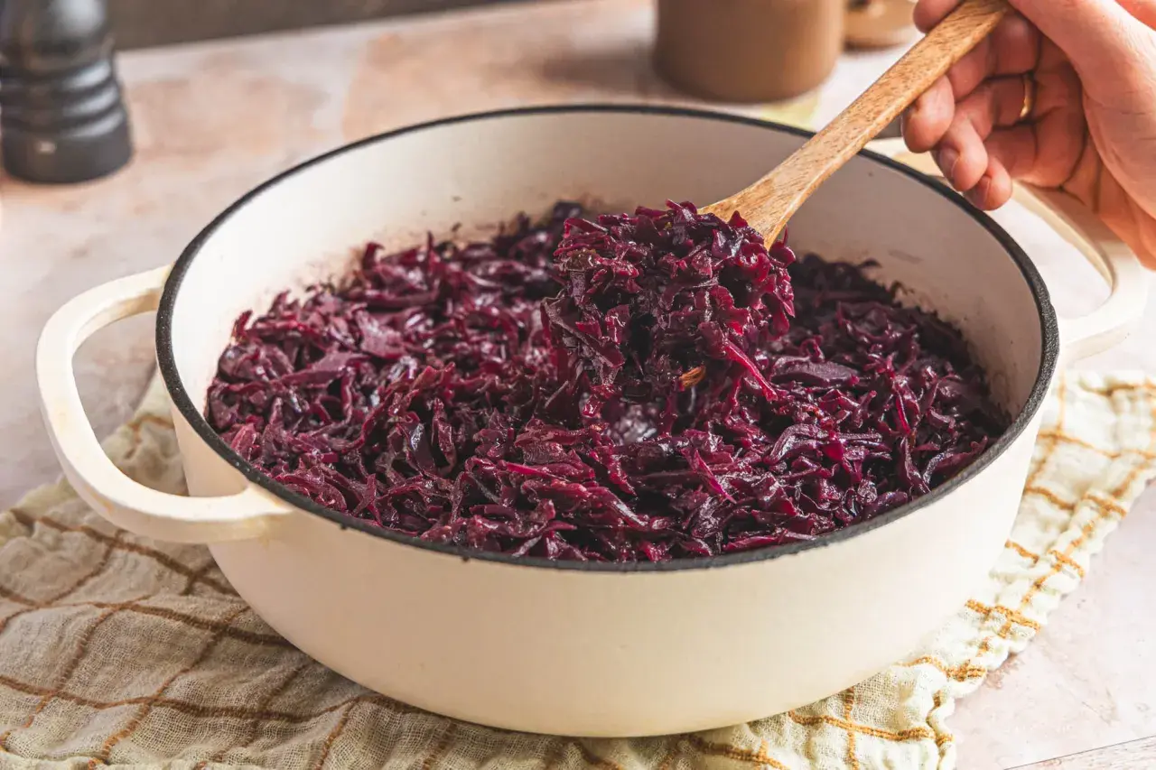 Gekochter Rotkohl in einem Topf, bereit zum Servieren. Die Frage "rotkohl wie lange kochen" wird hier visuell beantwortet.