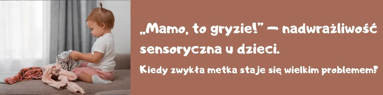 Małe dziecko siedzi na kanapie i bawi się ubraniami.