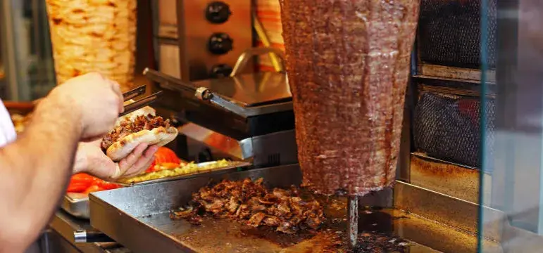 Ile gram mięsa w kebabie? Zaskakujące różnice w ilości!